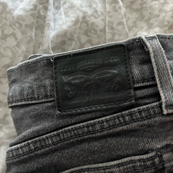 Levi’s cutoff raw hem faded black jean shorts women’s 26 - Picture 3 of 4